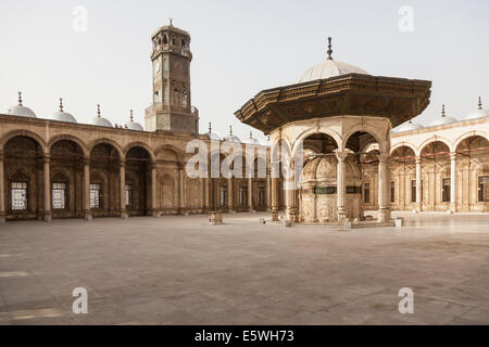 Innenhof und Clock Tower, Alabaster-Moschee / Moschee von Muhammad Ali Pasha in der Zitadelle in Kairo, Ägypten Stockfoto