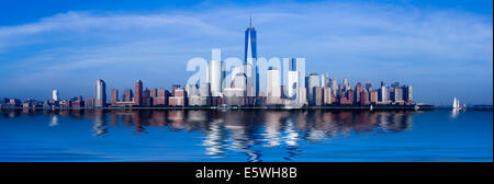 Lower Manhattan, New York City, USA von Exchange Place in der Abenddämmerung Stockfoto