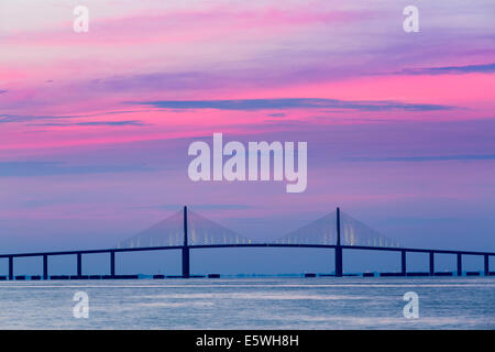 Sonnenaufgang über die Sunshine Skyway Bridge aus St. Petersburg, Florida, USA über Tampa Bay. Stockfoto