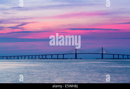 Sonnenaufgang am Sunshine Skyway Bridge aus St. Petersburg, Florida, USA über Tampa Bay Stockfoto