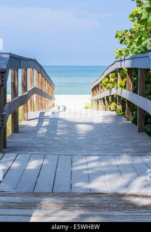 Holzsteg zum Ozean am Sunset Beach, Treasure Island, Florida, Golf von Mexiko, USA Stockfoto