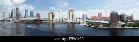 Tampa, Florida, USA mit dem Convention Center am Ufer des Flusses Stockfoto