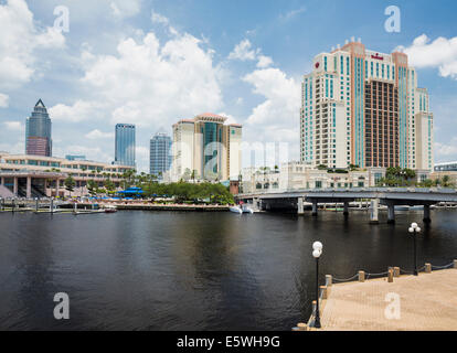 Skyline der Stadt Tampa entnommen Harbour Island im Sommer, Florida, USA mit dem Marriott Waterside Hotel Stockfoto