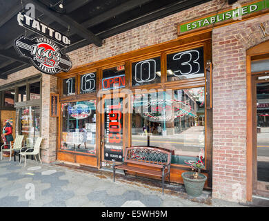 Tattoo-Shop in Ybor City eine historische Altstadt in Tampa, Florida, USA Stockfoto