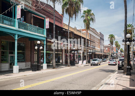 Geschäfte mit Balkonen und Touristen in Ybor City eine historische Altstadt in Tampa, Florida, USA Stockfoto