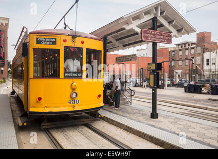 TECO-Triebwagen Straßenbahn Zug in moderne Station in Ybor City, Tampa, Florida, USA Stockfoto