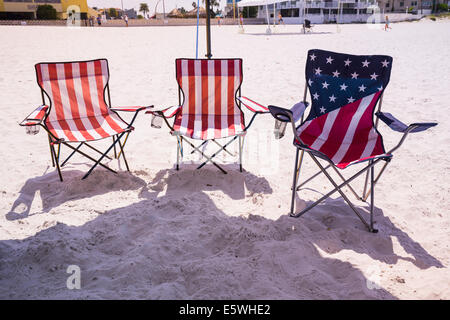 Drei Klappstühle am Sandstrand in der Gestaltung der US-Flagge, USA Stockfoto