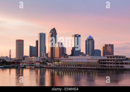 Skyline der Stadt Tampa an der Dämmerung, Florida, USA - mit dem Convention Center am Ufer des Flusses Stockfoto