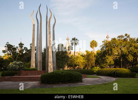 Feuer-Skulptur vor Henry B Plant Museum, University of Tampa, Tampa, Florida, USA-Sticks Stockfoto