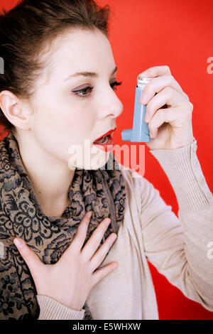 Behandlung von Asthma, Frau Stockfoto