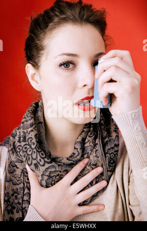 Behandlung von Asthma, Frau Stockfoto