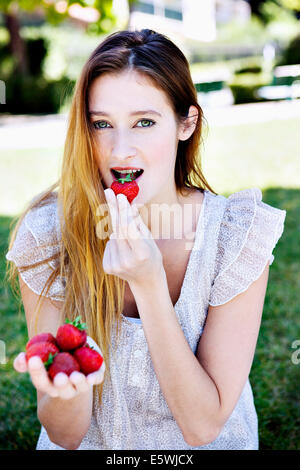 Frau Obst essen Stockfoto