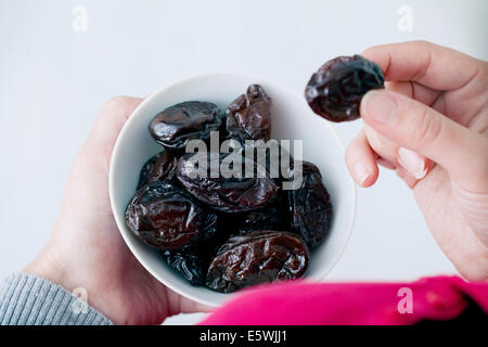 Frau Essen getrocknete Früchte Stockfoto