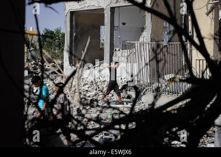 Gaza. 7. August 2014. Palästinensischen Jungen suchen einige Dinge in den zerstörten Häusern in der Stadt Beit Lahiya, wie die fragile 72 Stunden Waffenruhe im Gaza-Streifen seinen dritten Tag eingegeben. Die israelischen und palästinensischen Delegierten vorbereitet für Crunch Gespräche in Kairo versucht, die 72-Stunden Waffenruhe zu erweitern. Bildnachweis: Ahmed Hjazy/Pacific Press/Alamy Live-Nachrichten Stockfoto