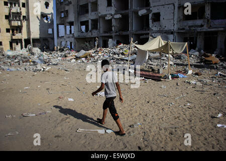 Gaza. 7. August 2014. Palästinensischer Jugendlicher sieht für einige Dinge in den zerstörten Häusern in der Stadt Beit Lahiya wie die fragile 72 Stunden Waffenruhe im Gaza-Streifen seinen dritten Tag eingegeben. Die israelischen und palästinensischen Delegierten vorbereitet für Crunch Gespräche in Kairo versucht, die 72-Stunden Waffenruhe zu erweitern. Bildnachweis: Ahmed Hjazy/Pacific Press/Alamy Live-Nachrichten Stockfoto