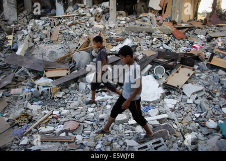 Gaza. 7. August 2014. Palästinensischen Jungen suchen einige Dinge in den zerstörten Häusern in der Stadt Beit Lahiya, wie die fragile 72 Stunden Waffenruhe im Gaza-Streifen seinen dritten Tag eingegeben. Die israelischen und palästinensischen Delegierten vorbereitet für Crunch Gespräche in Kairo versucht, die 72-Stunden Waffenruhe zu erweitern. Bildnachweis: Ahmed Hjazy/Pacific Press/Alamy Live-Nachrichten Stockfoto