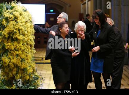 Melbourne, Australien. 7. August 2014. Trauernden besuchen eine nationalen Trauerfeier wie Australier aller Opfer von Malaysia Airlines Flug MH17 am St. Patricks Kathedrale in Melbourne, Australien, 7. August 2014 trauern. Der Service ist Teil eines nationalen Tag der Trauer für die 38 Australier getötet, als über Ukraine Flug MH17 abgeschossen wurde. Bildnachweis: Eddie Jim/Fairfax/Pool/Xinhua/Alamy Live-Nachrichten Stockfoto