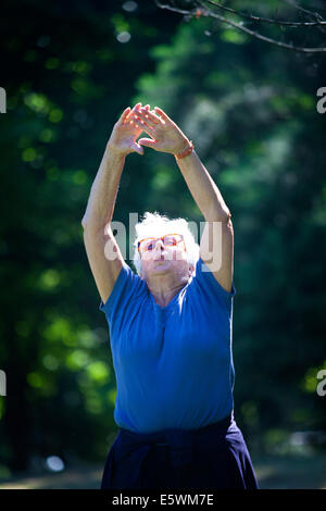 Ältere Person, die Ausübung einer Sports Stockfoto