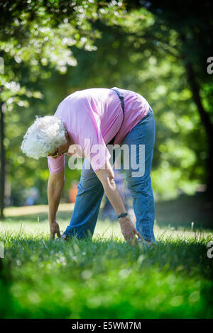 Ältere Person, die Ausübung einer Sports Stockfoto