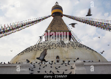 Die tibetischen buddhistischen Stupa von Boudhanath dominiert die Skyline von Kathmandu. Der alte Stupa ist eines der größten in der Welt. Stockfoto