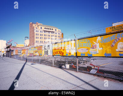 Zaun mit bunten Nahrung zeigt in Coney Island. Stockfoto