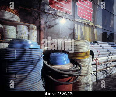 Abholung der Ware auf dem Display vor ein Eisenwaren in Seoul, Südkorea Stockfoto