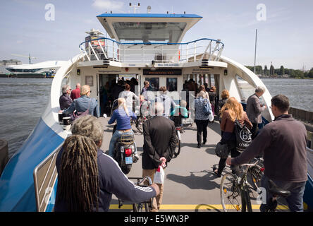 Gruppe von Menschen betreten die IJ-Fähre in Amsterdam, Niederlande. Stockfoto