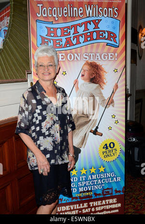 London, UK. 6. August 2014. Jacqueline Wilson kümmert sich die Presse-Nacht "Hetty Feder" im Varieté-Theater, am 6. August 2014 in London, England-Credit: KEITH MAYHEW/Alamy Live News Stockfoto