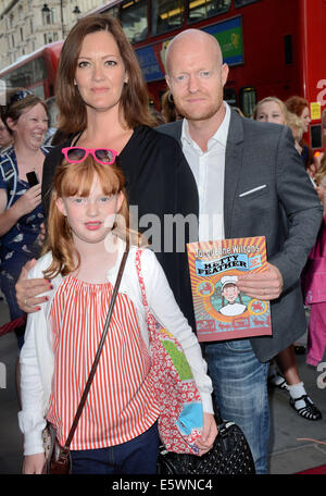 London, UK. 6. August 2014. Jake Wood und Familie besuchen die Presse-Nacht "Hetty Feder" im Varieté-Theater, am 6. August 2014 in London, England-Credit: KEITH MAYHEW/Alamy Live News Stockfoto