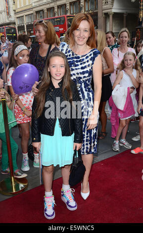 London, UK. 6. August 2014. Kacey Ainsworth kümmert sich die Presse-Nacht "Hetty Feder" im Varieté-Theater, am 6. August 2014 in London, England-Credit: KEITH MAYHEW/Alamy Live News Stockfoto