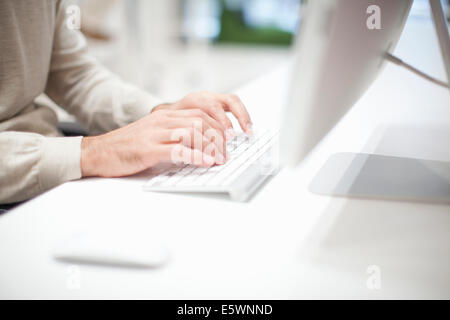 Mann mit Computer-Tastatur, Nahaufnahme Stockfoto