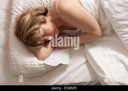 Frau schläft auf Seite Stockfoto