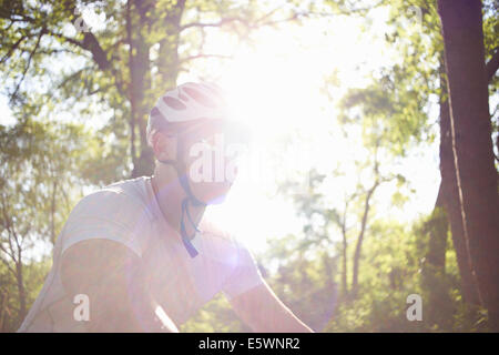 Radfahrer im Wald Stockfoto