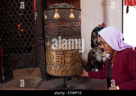 Die tibetischen buddhistischen Stupa von Boudhanath dominiert die Skyline von Kathmandu. Der alte Stupa ist eines der größten in der Welt. Stockfoto