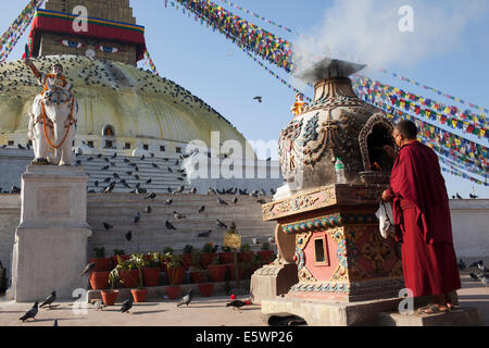 Die tibetischen buddhistischen Stupa von Boudhanath dominiert die Skyline von Kathmandu. Der alte Stupa ist eines der größten in der Welt. Stockfoto