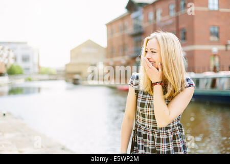 Junge Frau von Canal, Leeds, England Stockfoto