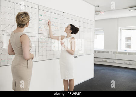 Zwei junge Unternehmerinnen mit Planung Sitzung im Büro Stockfoto