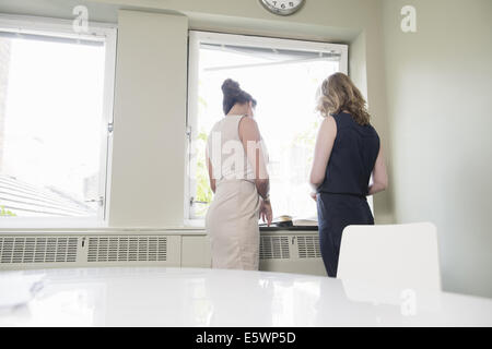 Zwei Geschäftsfrauen Blick auf Schreibarbeit im Konferenzraum Stockfoto