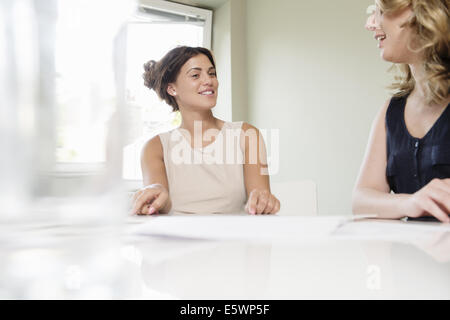 Zwei Unternehmerinnen im Chat im Konferenzraum Stockfoto
