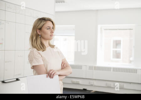 Junge Geschäftsfrau Betrachtung im Büro Stockfoto