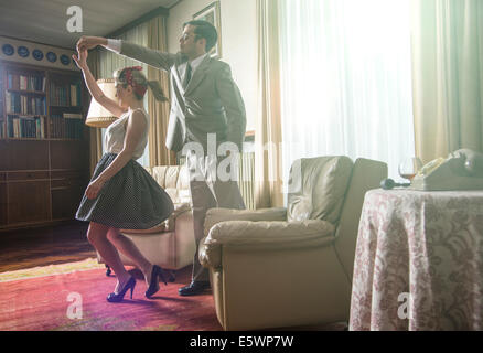 Jungen Jahrgang Paare tanzen Rock ' n roll im Wohnzimmer Stockfoto