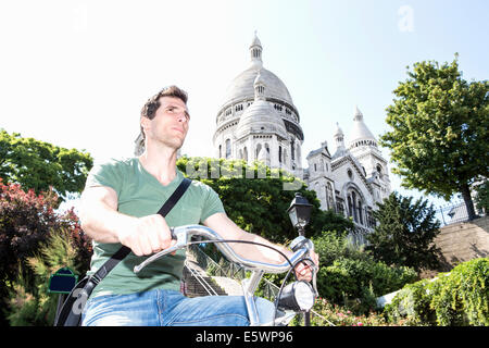 Mitte Männchen Radfahren in Paris, Frankreich Stockfoto