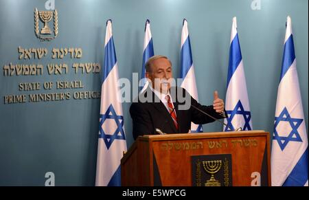 Jerusalem. 7. August 2014. Der israelische Ministerpräsident Benjamin Netanyahu befasst sich mit eine Pressekonferenz in Jerusalem, am 6. August 2014. Der israelische Ministerpräsident Benjamin Netanyahu sagte am Mittwoch, dass der Gaza-Operation eine "verhältnismäßig und gerechtfertigt" Reaktion auf Hamas Aggression war und warf Hamas verursachen hohe palästinensischen Todesopfer. Bildnachweis: Xinhua/Alamy Live-Nachrichten Stockfoto