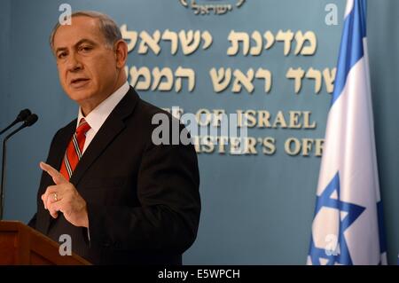 Jerusalem. 7. August 2014. Der israelische Ministerpräsident Benjamin Netanyahu befasst sich mit eine Pressekonferenz in Jerusalem, am 6. August 2014. Der israelische Ministerpräsident Benjamin Netanyahu sagte am Mittwoch, dass der Gaza-Operation eine "verhältnismäßig und gerechtfertigt" Reaktion auf Hamas Aggression war und warf Hamas verursachen hohe palästinensischen Todesopfer. Bildnachweis: Xinhua/Alamy Live-Nachrichten Stockfoto