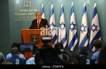 Jerusalem. 7. August 2014. Der israelische Ministerpräsident Benjamin Netanyahu befasst sich mit eine Pressekonferenz in Jerusalem, am 6. August 2014. Der israelische Ministerpräsident Benjamin Netanyahu sagte am Mittwoch, dass der Gaza-Operation eine "verhältnismäßig und gerechtfertigt" Reaktion auf Hamas Aggression war und warf Hamas verursachen hohe palästinensischen Todesopfer. Bildnachweis: Xinhua/Alamy Live-Nachrichten Stockfoto