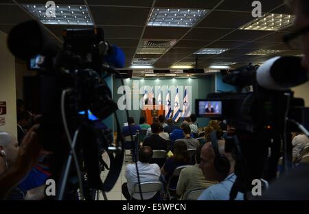 Jerusalem. 7. August 2014. Der israelische Ministerpräsident Benjamin Netanyahu befasst sich mit eine Pressekonferenz in Jerusalem, am 6. August 2014. Der israelische Ministerpräsident Benjamin Netanyahu sagte am Mittwoch, dass der Gaza-Operation eine "verhältnismäßig und gerechtfertigt" Reaktion auf Hamas Aggression war und warf Hamas verursachen hohe palästinensischen Todesopfer. Bildnachweis: Xinhua/Alamy Live-Nachrichten Stockfoto