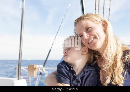 Mutter und junge Sohn auf Katamaran in der Nähe von Fuerteventura, Spanien