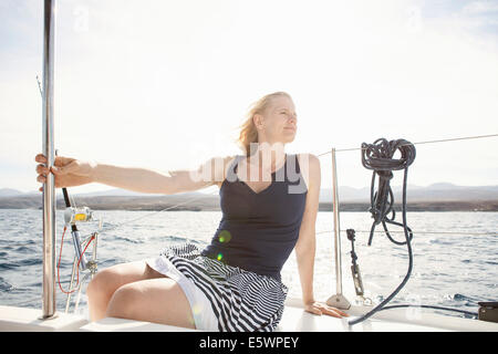 Mitte Erwachsene Frau Segeln auf einem Katamaran in der Nähe von Fuerteventura, Spanien Stockfoto