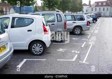 Autos parken in dafür vorgesehenen, nummerierte Stellplätze durch weißen gemalten Linien getrennt Stockfoto