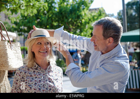 Paar versucht auf Hut am Markt, Mallorca, Spanien Stockfoto